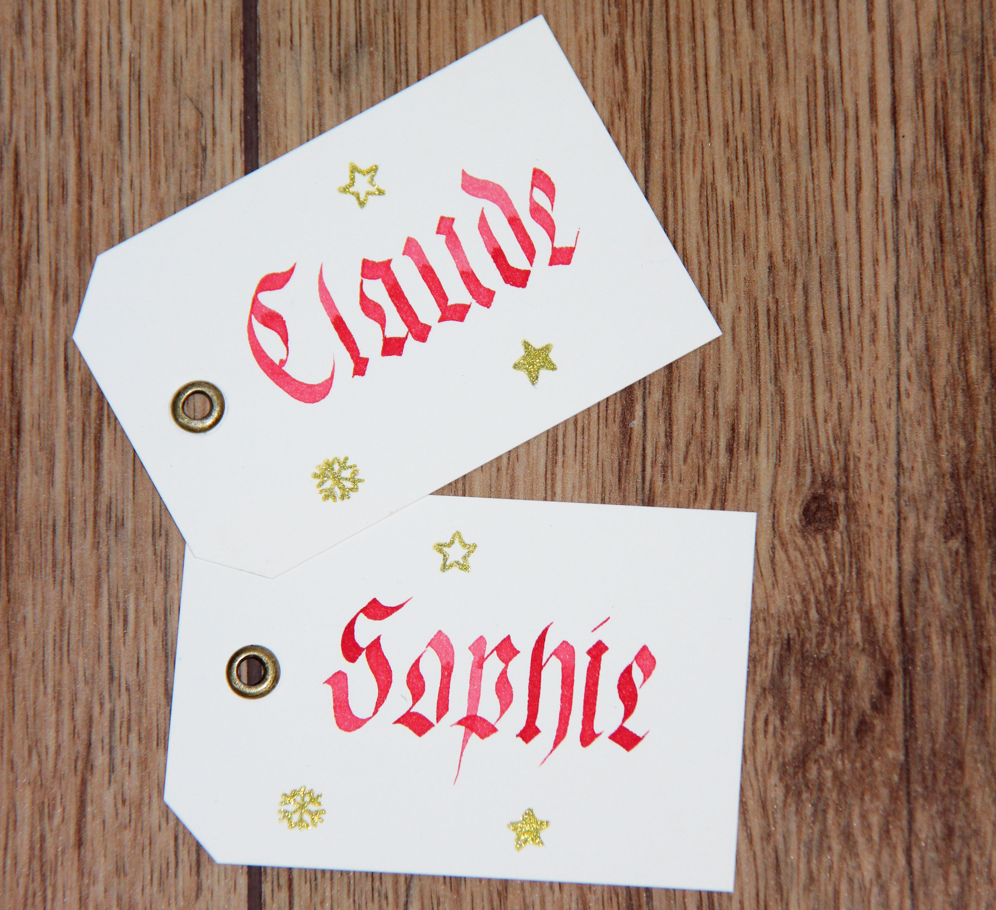 Confection d'étiquettes prénom calligraphiées pour Noël